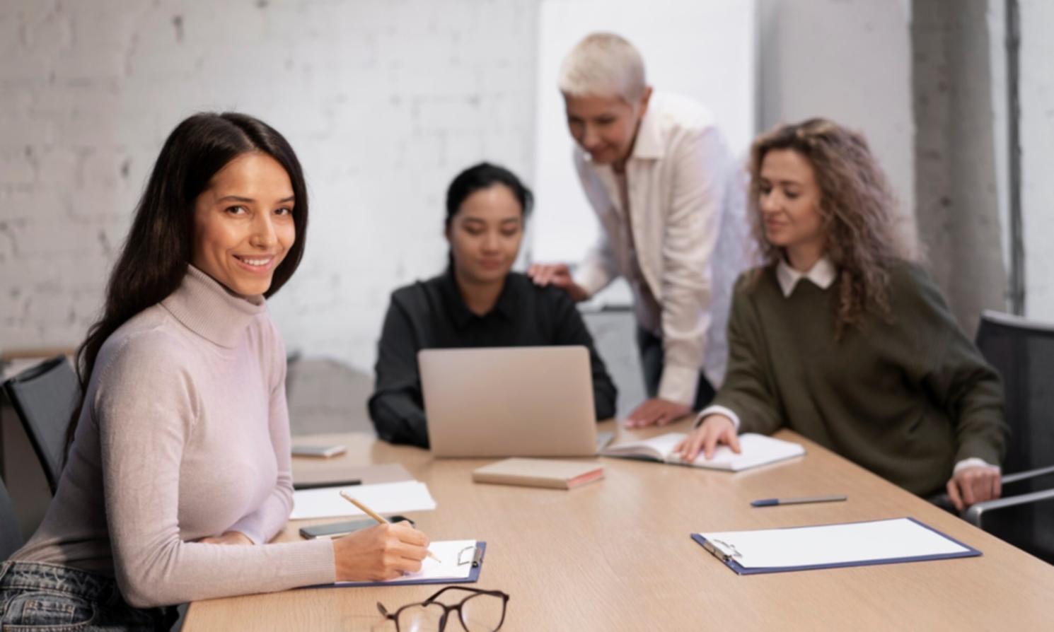 Espaço de trabalho organizado mostrando planeamento financeiro em progresso